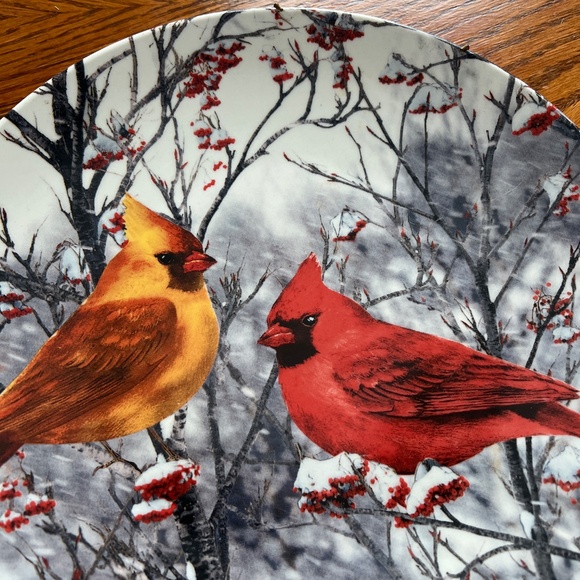 Ceramic plate featuring two winter cardinals - Picture 6 of 7